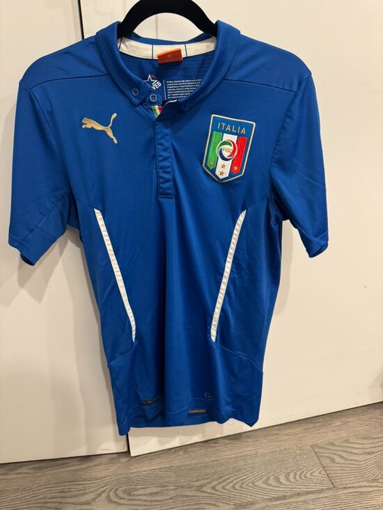 Italy home kit 2014 - Picture 1 of 2